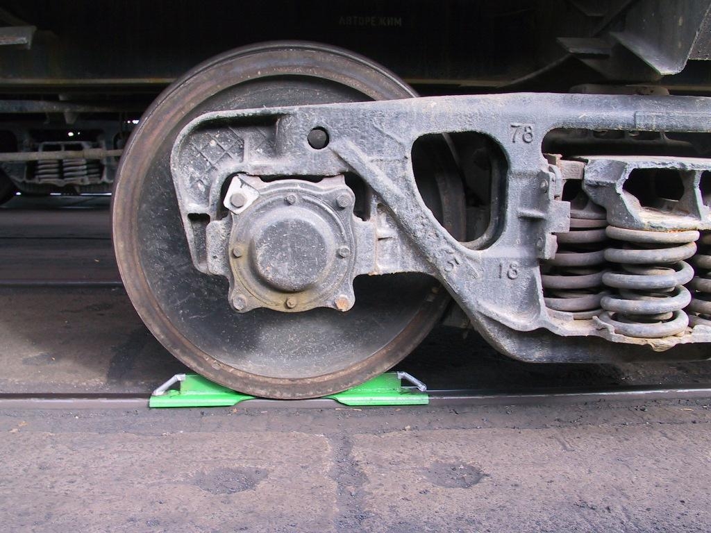 fix railcar with wheel chocks